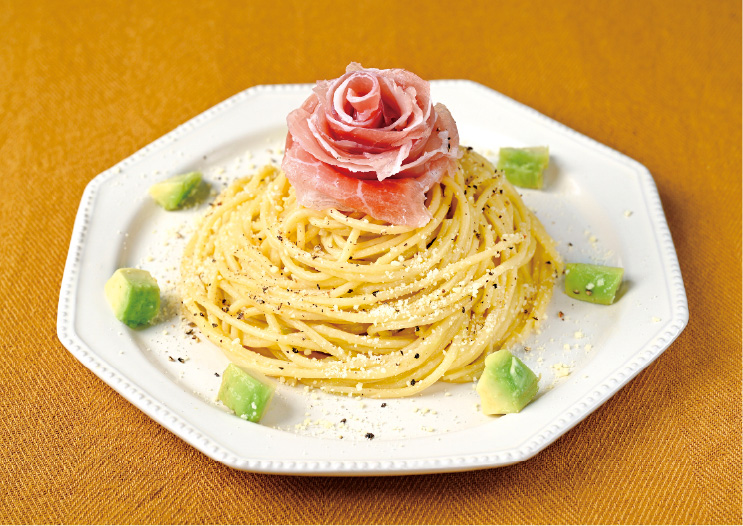生ハムとアボカドのお花パスタ